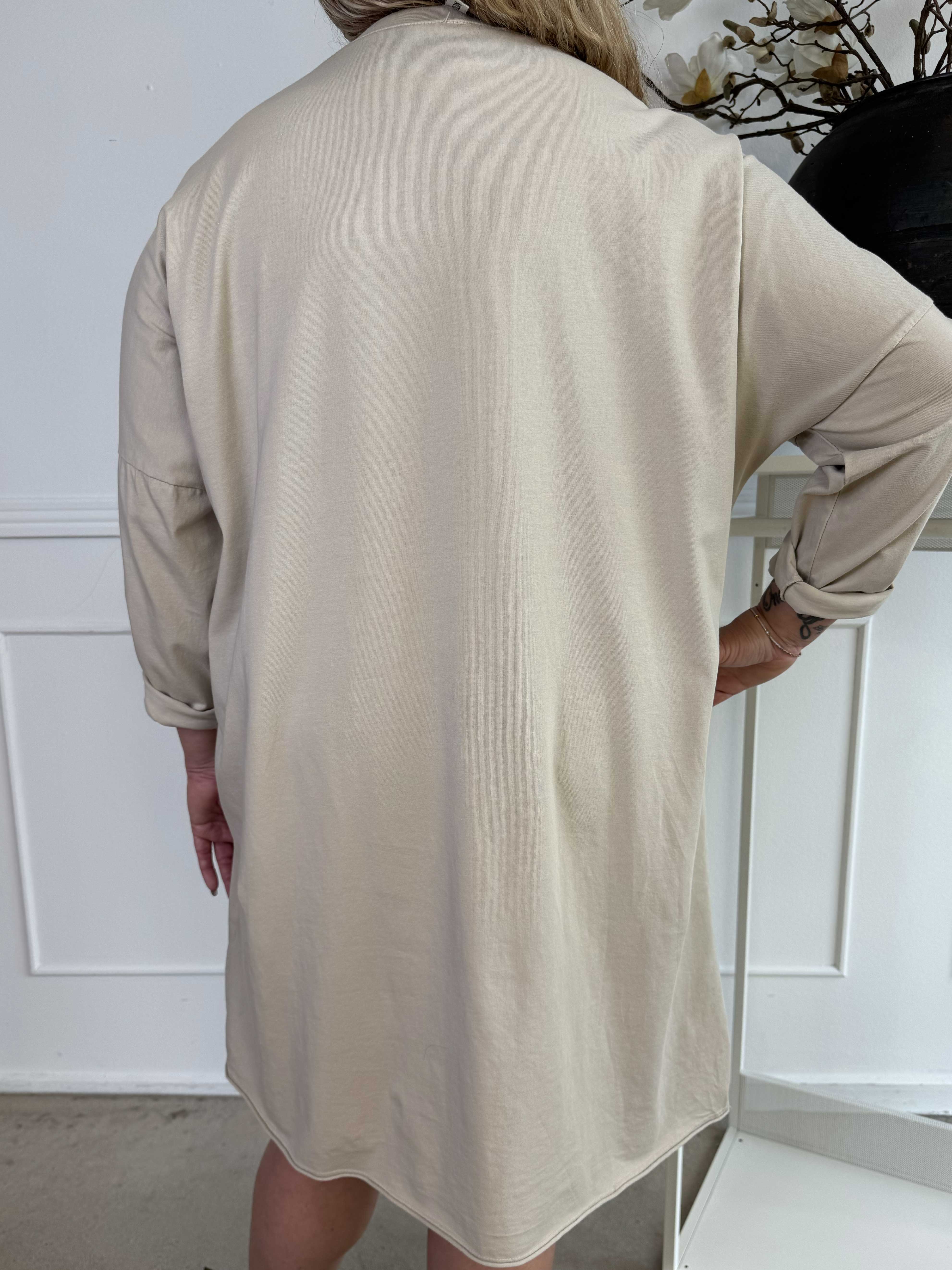 Oaklyn - Plus size joggingkjole i bomuld med sølv skrift foran